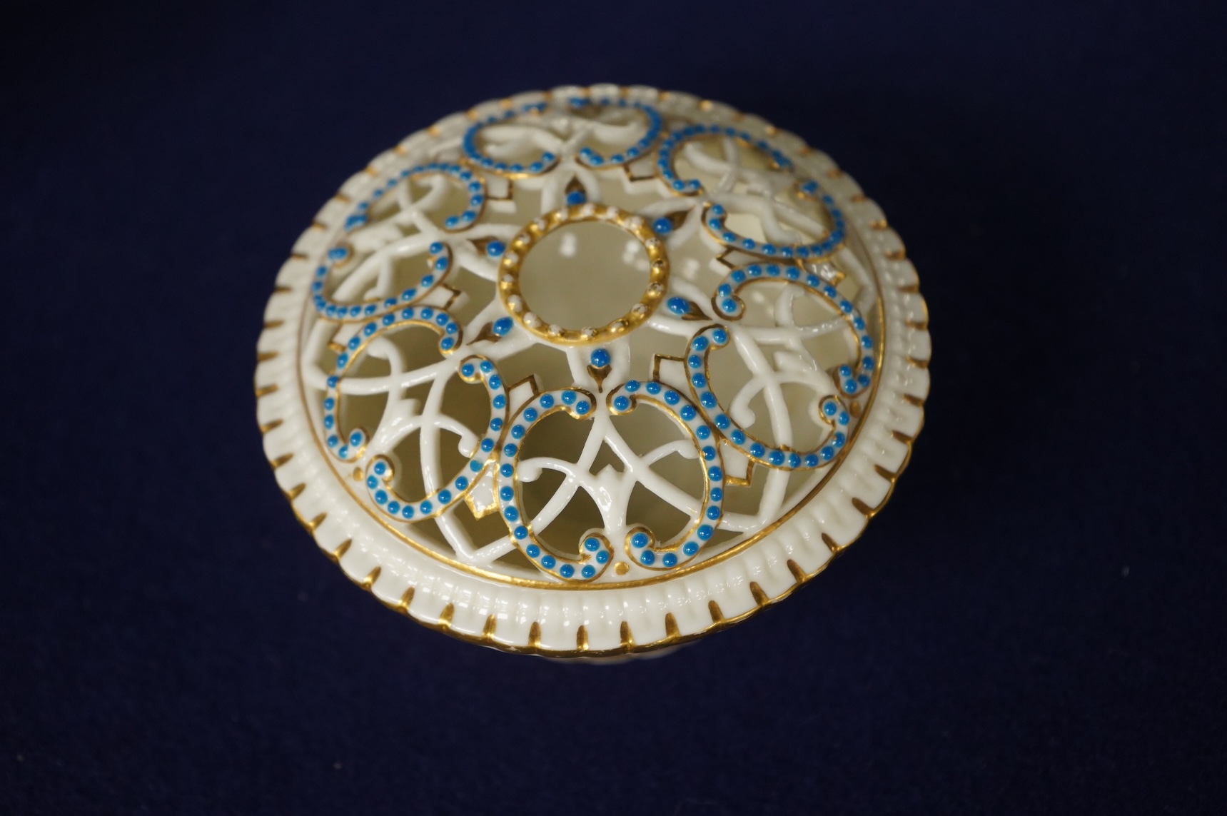 A Worcester circular pot pourri, top 10cm diameter
